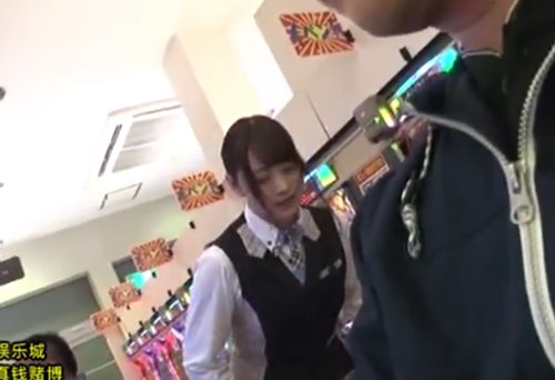 แอบเย็ด หนังโป๊ญี่ปุ่น พนักงานสาวร้านปาจิโกะโดนลูกค้าขอแอบเย็ดหี