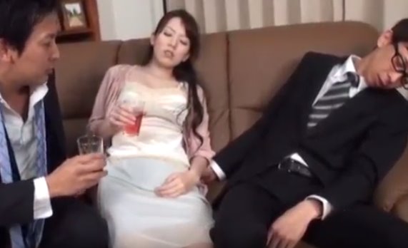 หนังโป๊ญี่ปุ่น ผัวเมาหลับ เมียแอบเย็ดกับผู้ชาย เสียวจนน้ำแตก